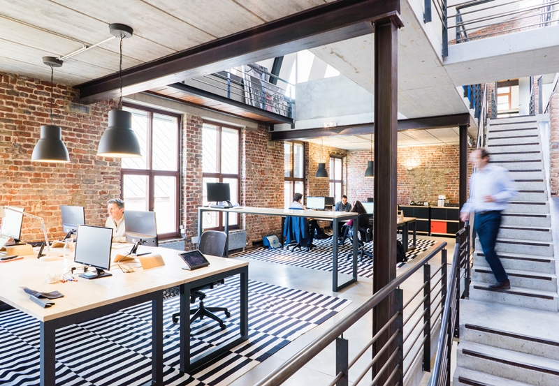 rent workstations in fully-functioning offices