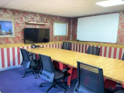 Hollywood Meeting Room at Desklodge House (9 people)
